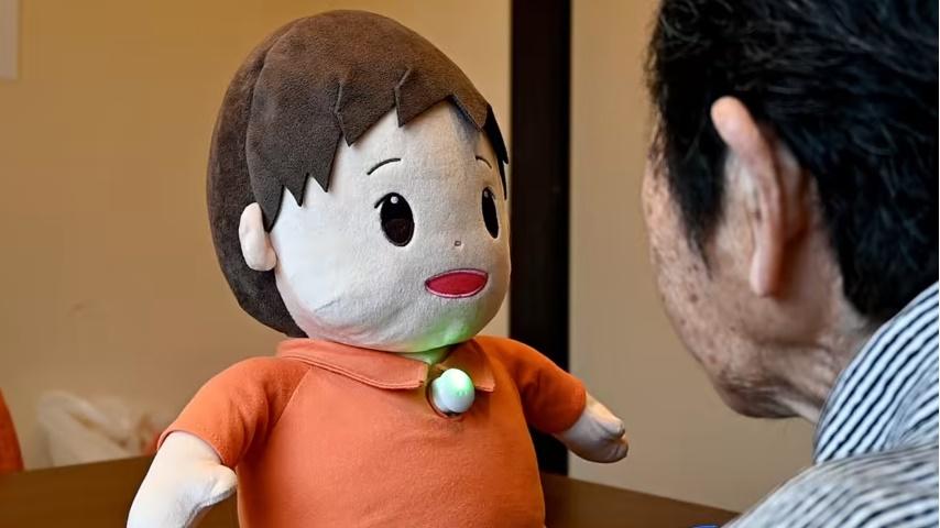 洋娃娃沒有植入呆板的腳本,而採取「引導式」對話。(YouTube)