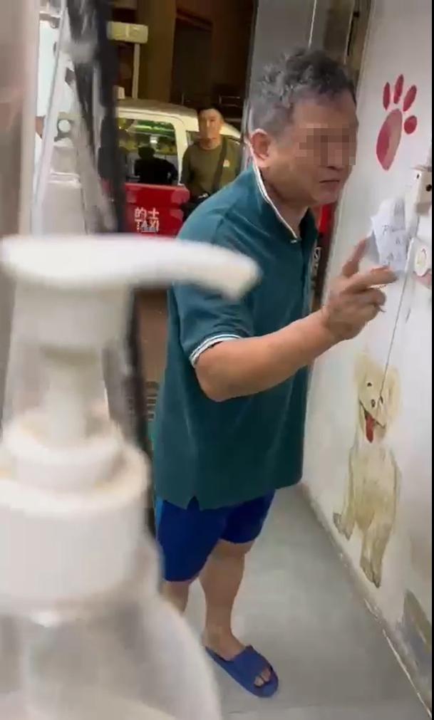 一名男子到場自稱狗主,指幼犬疑患上腸病毒,尋遍獸醫不肯醫治後,不想狗隻死在家中而棄在山邊,提醒義工小心傳染,更揚言即使八哥犬康復亦不會繼續飼養。(香港動物報@FB)