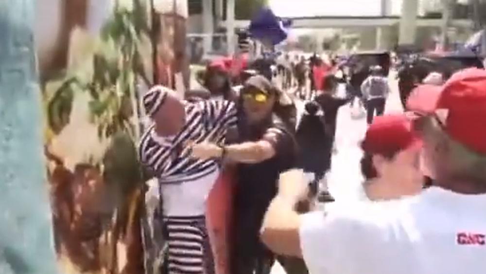 有人企圖衝向特朗普車隊被捕。(Twitter)