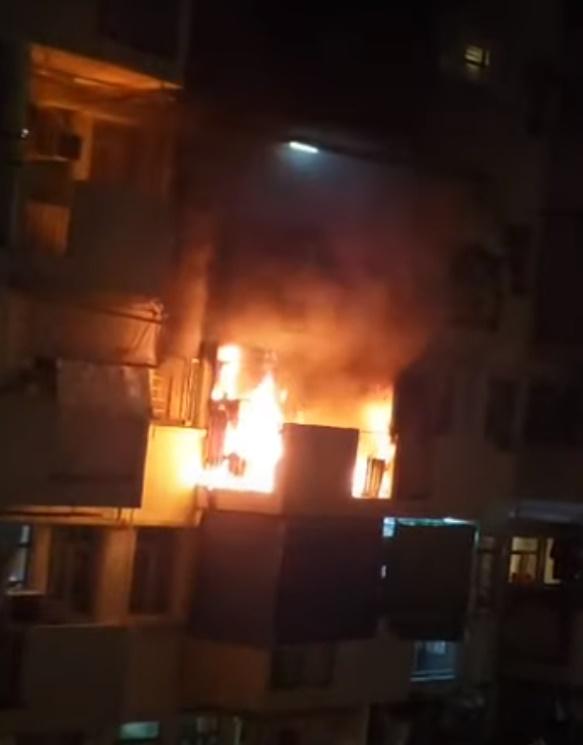 香港仔漁光邨疑有風扇短路起火並傳爆炸聲,女住客手部受傷送院。(網上截圖)