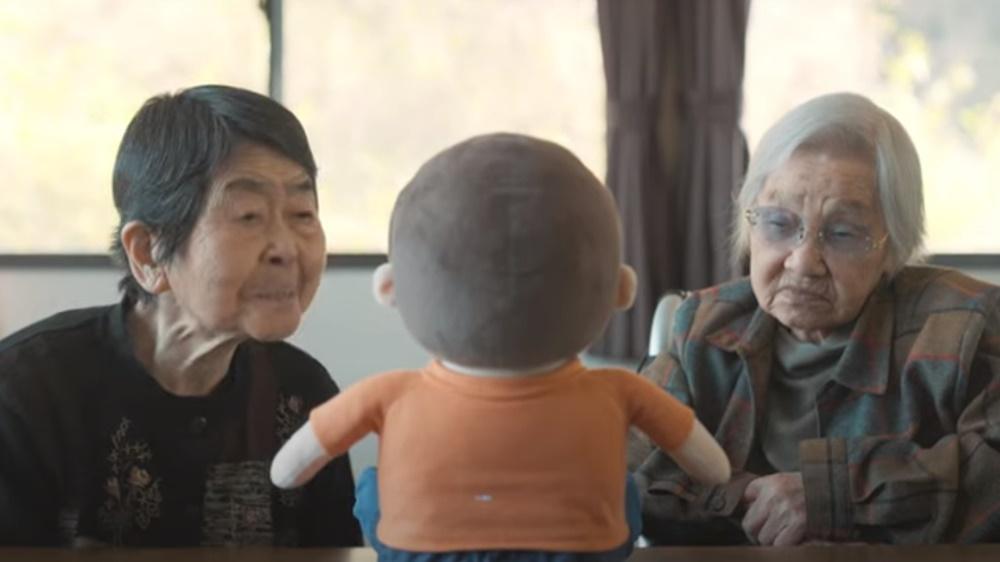 洋娃娃若察覺對方在講到某個話題特別起勁時,就會繼續更深入的傾談下去;相反,若是發現對方不感興趣,就會轉換話題。(YouTube)