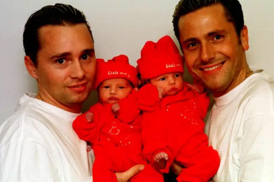 Barrie於1999年與前夫Tony Drewitt-Barlow透過代孕生下一對龍鳯胎。(網上圖片)