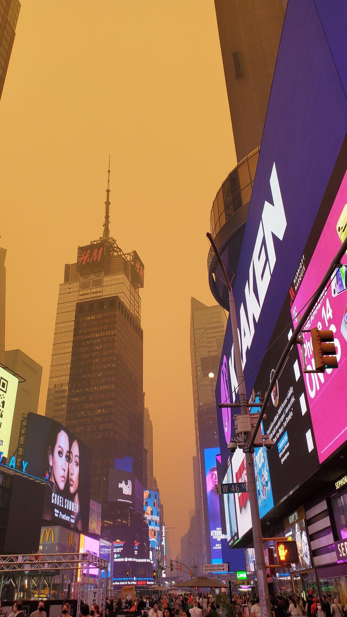 有觀眾事後在網上表示,Jodie Comer說了5分鐘對白,突然低頭說:「很抱歉,我感到呼吸困難」,之後離開舞台。(Twitter)