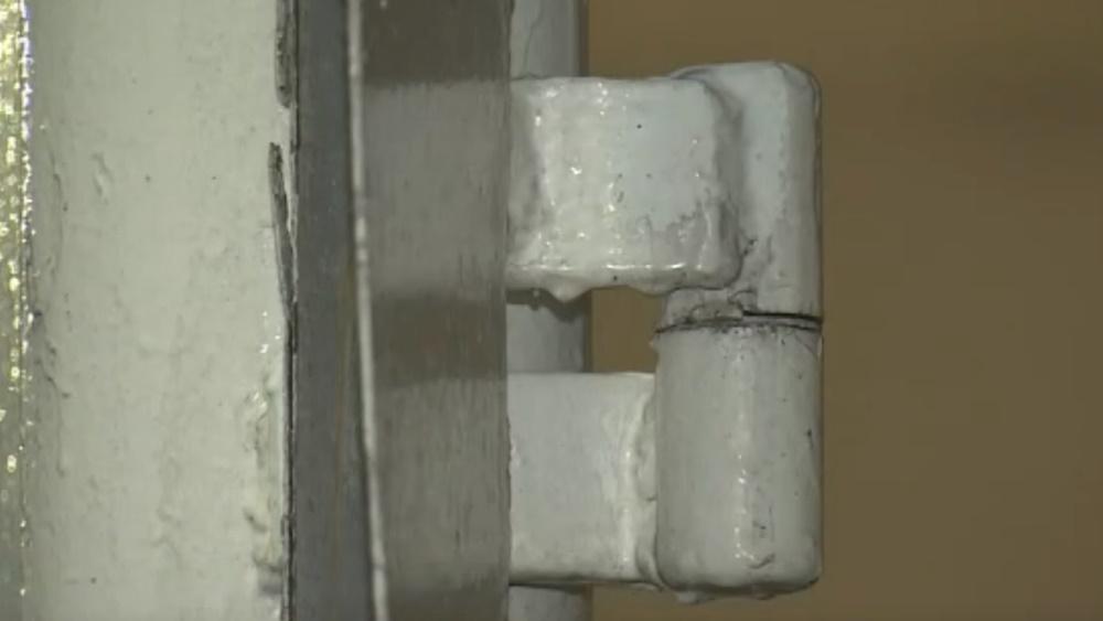 初步懷疑門較焊接位鬆脫導致意外。(電視截圖)