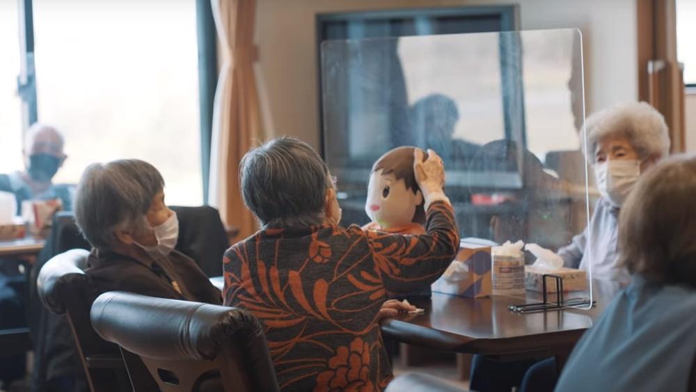 養老院的員工通常1人要照顧好幾名老人,從餵飯、洗澡到如廁都包辦,常常忙到沒有時間和長者們聊天。(YouTube)