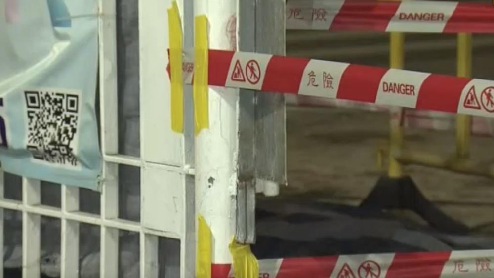 初步懷疑門較焊接位鬆脫導致意外。(電視截圖)
