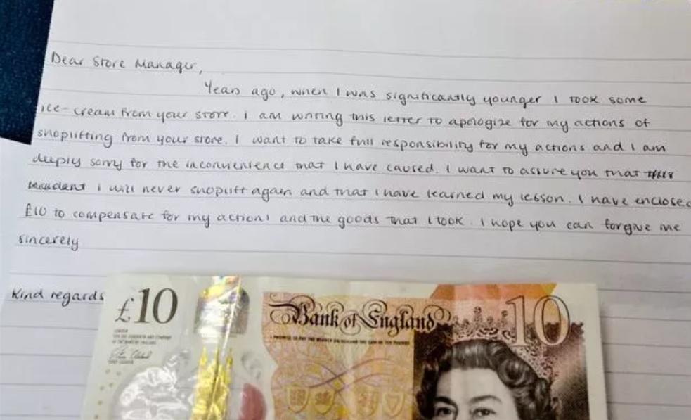 學生寫下道歉信,並留下了一張10英鎊的紙幣,向老闆道歉認錯。(網上圖片)