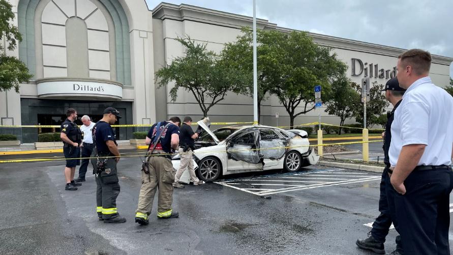 美婦將2兒遺車上去盜竊,偷到半路驚見整架車著火。(Twitter)