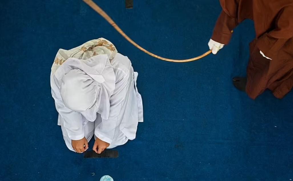 RO被要求跪著受刑,她因難忍疼痛一度伏下以手撐著地,最後由警員扶著離開。(Twitter)