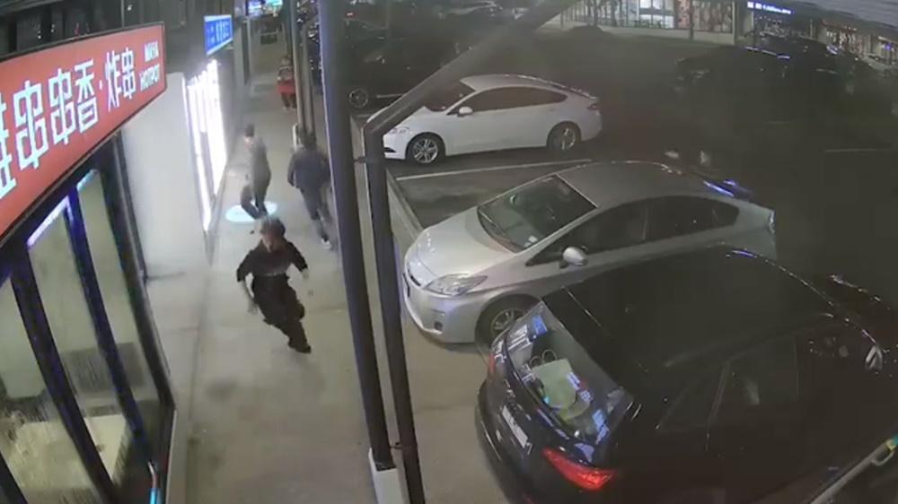 有顧客驚恐跑離現場,亦有路過途人被嚇跑。(網上截圖)