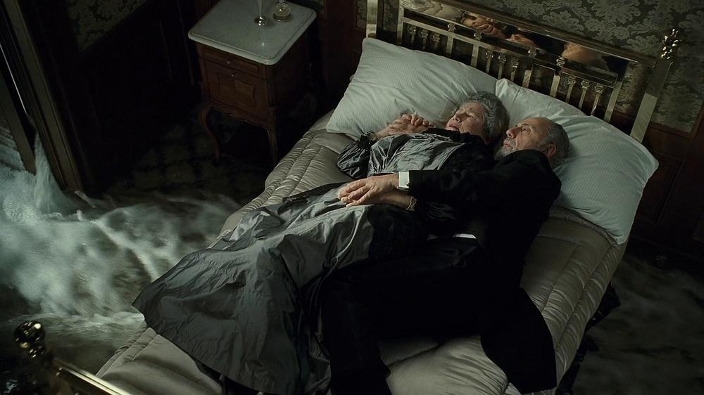 老伴相擁經典場面,《鐵達尼號》94歲男演員離世。(網上圖片)