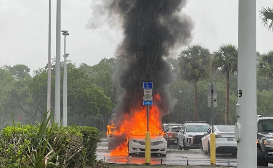 美婦將2兒遺車上去盜竊,偷到半路驚見整架車著火。(Twitter)