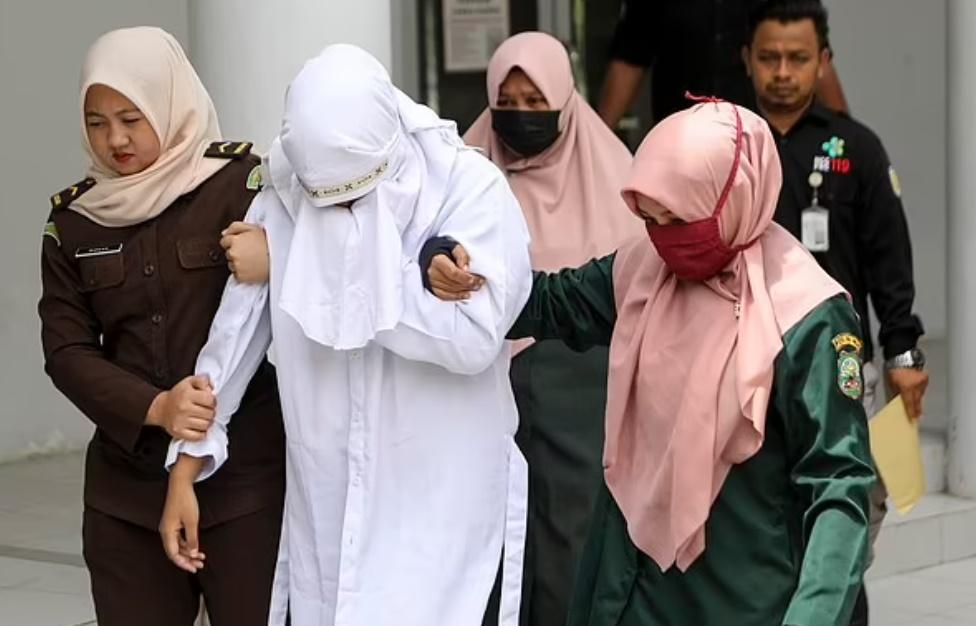 RO被要求跪著受刑,她因難忍疼痛一度伏下以手撐著地,最後由警員扶著離開。(Twitter)