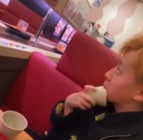 青年拿起放在頂頭的茶杯,舔過一周後放回原位。(影片截圖)