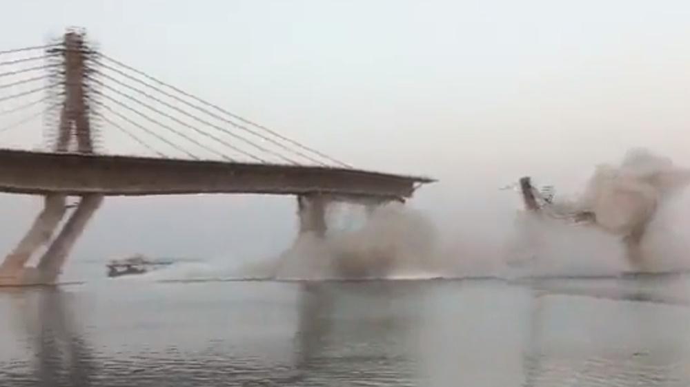 大橋先有一部份倒塌。(Twitter)