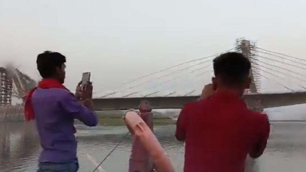 連接的另一部分也跟著垮掉,濺起大量水花,瞬間化為烏有。(Twitter)