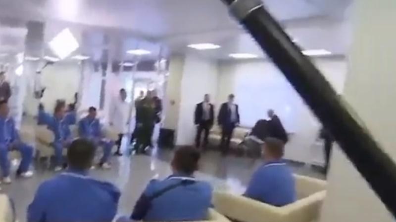 普京在場內自行到一旁搬來一張椅子到傷兵中間,又著傷兵靠近而坐,一起交談。(Twitter)