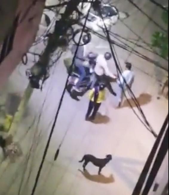 一人將搜出的錢歸還男方。(Twitter)