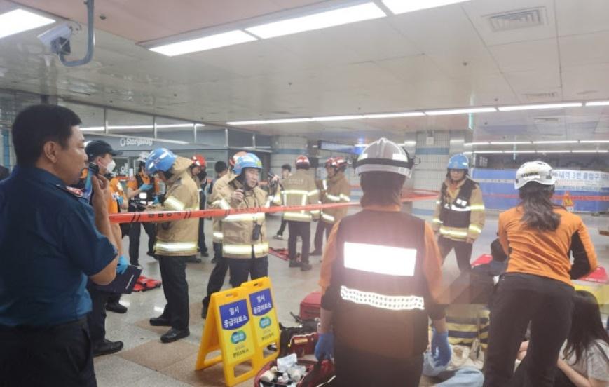 事件中,3人背部和腳部受傷,需要送院治理,餘下11人傷勢較輕,在現場接受包紮後自行離開。(Twitter)