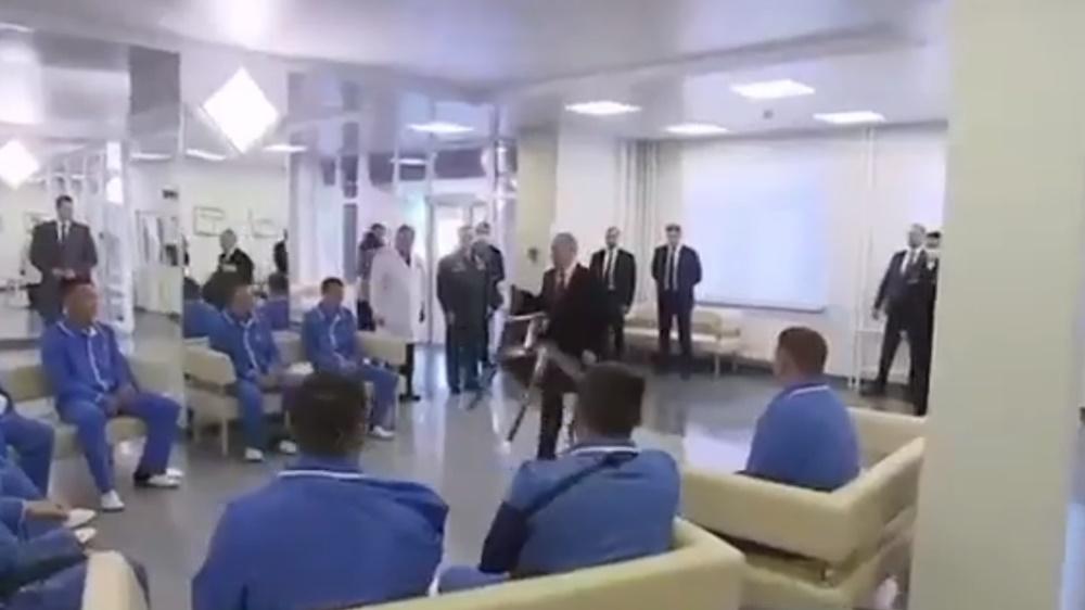 普京在場內自行到一旁搬來一張椅子到傷兵中間,又著傷兵靠近而坐,一起交談。(Twitter)