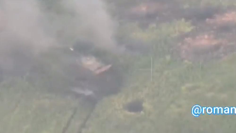 一輛遙控 T-54 滿載 6 噸炸藥緩慢駛向烏克蘭戰壕,該T-54在抵達前觸動地雷並減速。(Twitter)