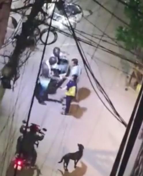 匪徒轉過頭來更掏出100盧比紙幣(折合約9.5港元)遞給男方。(Twitter)