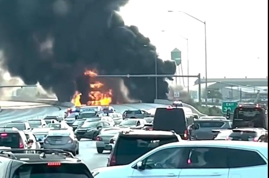 有民眾拍攝到運油車起火後冒出大量黑煙,濃煙升上半空。(Twitter)