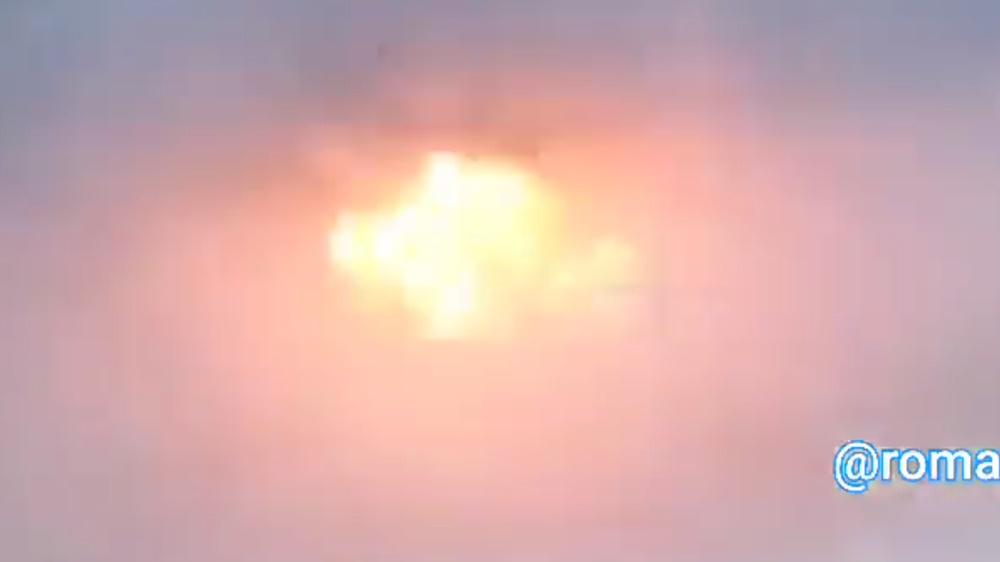 烏軍隨後用火箭炮射擊,T-54瞬即爆發出一團巨大火球,顯示爆炸力相當驚人。(Twitter)