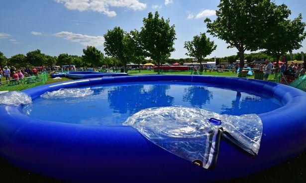 9歲英童玩太空球被怪風吹上20米高空墮地受傷。(網上圖片)