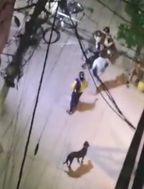 其後劫匪坐上電單車離去。(Twitter)