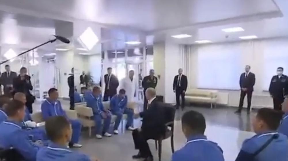 普京在場內自行到一旁搬來一張椅子到傷兵中間,又著傷兵靠近而坐,一起交談。(Twitter)