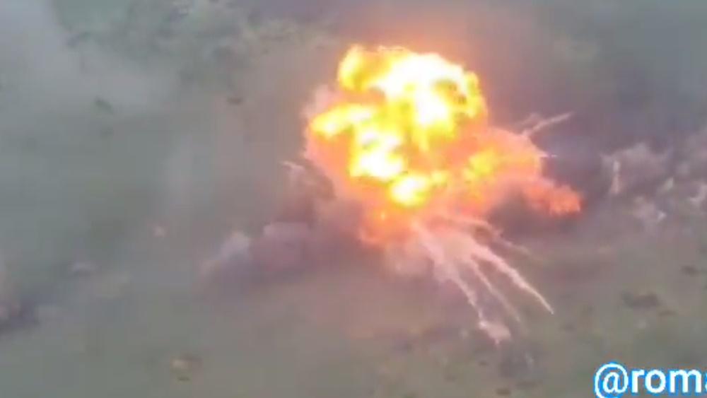 烏軍隨後用火箭炮射擊,T-54瞬即爆發出一團巨大火球,顯示爆炸力相當驚人。(Twitter)