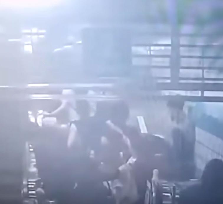 電梯突然異常加速、逆行向下運行,電梯的乘客急忙從欄杆跳開。(YouTube)