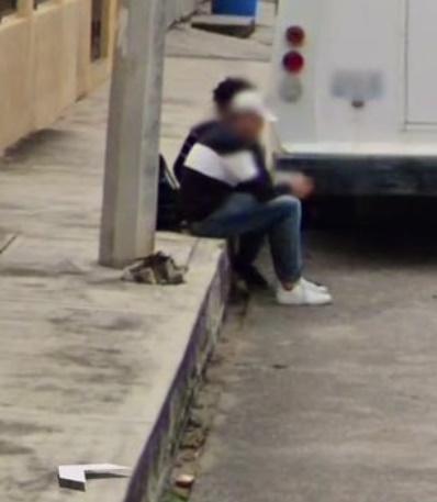 Paola刻意約前男友在離家較遠且人煙較少的街道見面,沒想到竟然被Google街景車拍下證據。(網上圖片)