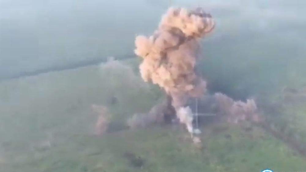 烏軍隨後用火箭炮射擊,T-54瞬即爆發出一團巨大火球,顯示爆炸力相當驚人。(Twitter)