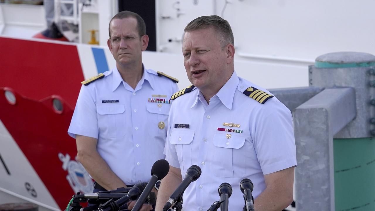 (右)海岸警衛隊首席調查員Jason Neubauer。(AP)