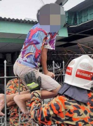 一支長約20厘米的鐵支插入男童屁股,男童頓時痛得嚎啕大哭。(網上圖片)