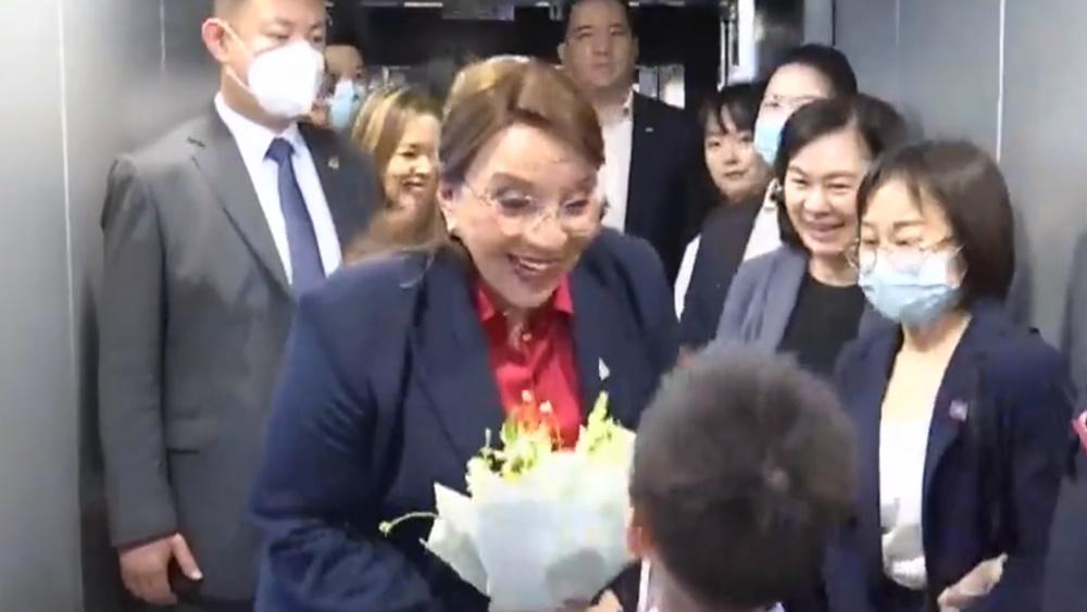 卡斯特羅在機場獲多名官員迎接,包括外交部部長助理、發言人華春瑩,之後接受獻花。(網上截圖)