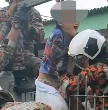 一支長約20厘米的鐵支插入男童屁股,男童頓時痛得嚎啕大哭。(網上圖片)