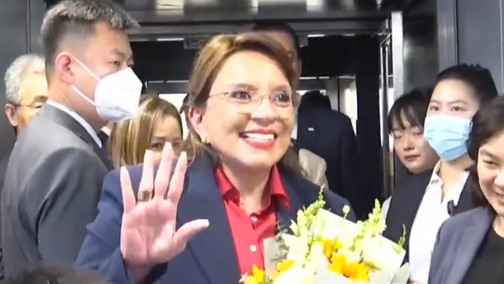 卡斯特羅在機場獲多名官員迎接,包括外交部部長助理、發言人華春瑩,之後接受獻花。(網上截圖)