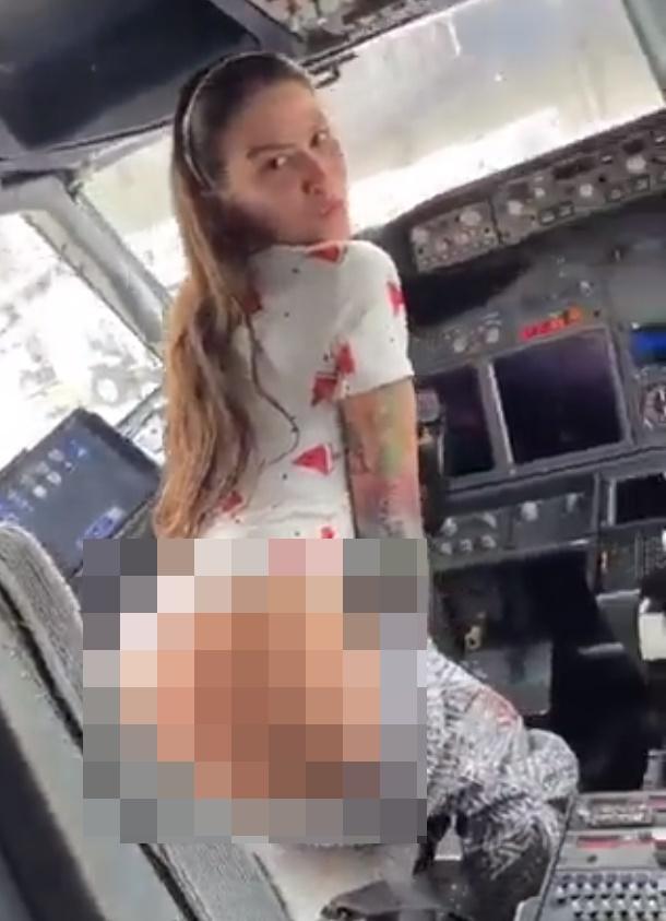 MC Pipokinha竟突然起身拉低褲子,露出屁股,更對著鏡頭嘟咀。(Twitter)