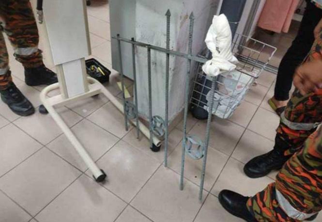 救護人員花20分鐘將籬笆鋸斷,連人帶欄送院處理。(網上圖片)