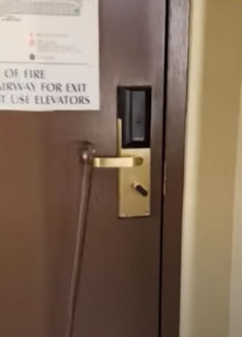 Debra發現有人在房門外,經房門底門縫將一枝長長的金屬工具攝入,試圖勾開房內門把。(YouTube)