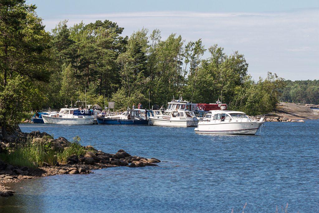 旅遊部門希望遊客收進口袋,集中注意力於大自然。(網上圖片)