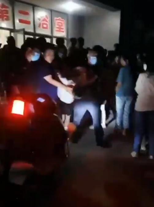 警員將涉事男子押送離開浴室。(Twitter)