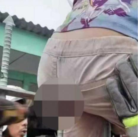 由於鐵刺插進體內,男童無法脫困,只能保持同樣姿勢,動彈不得。(網上圖片)