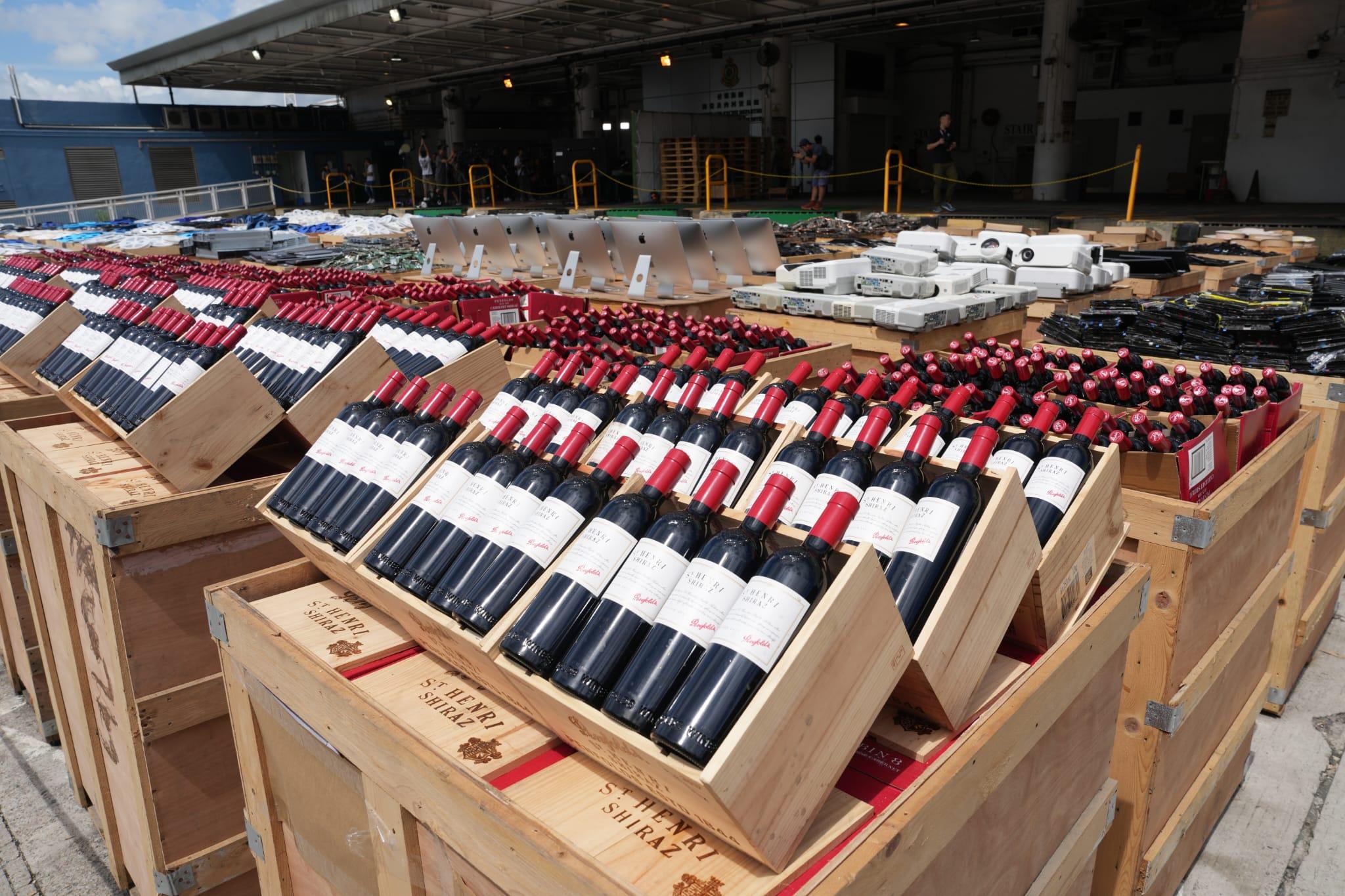 海關檢獲的餐酒。(陳奕釗攝)