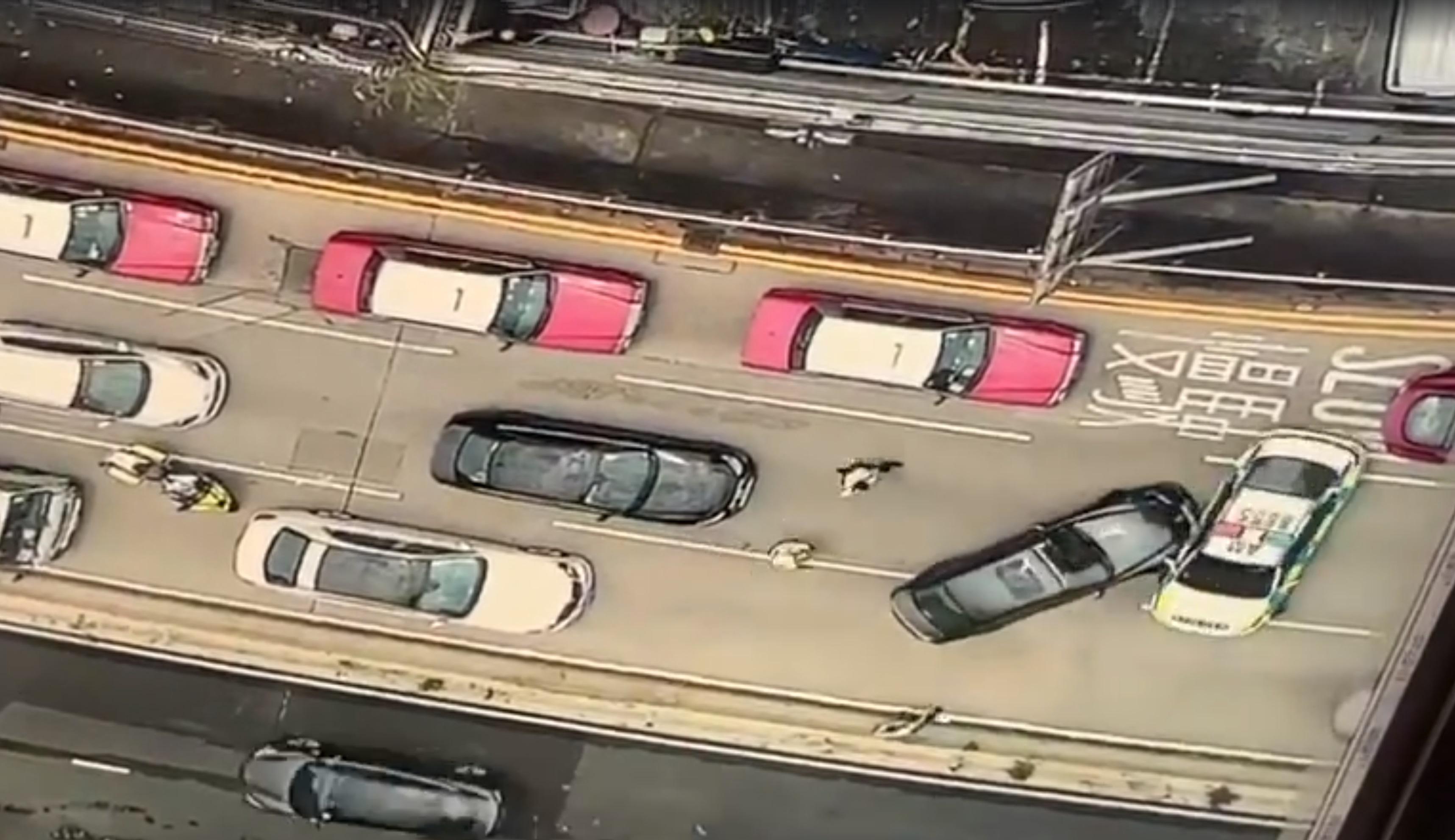 可疑車輛繼而撞開警車,企圖突圍。(網片截圖)