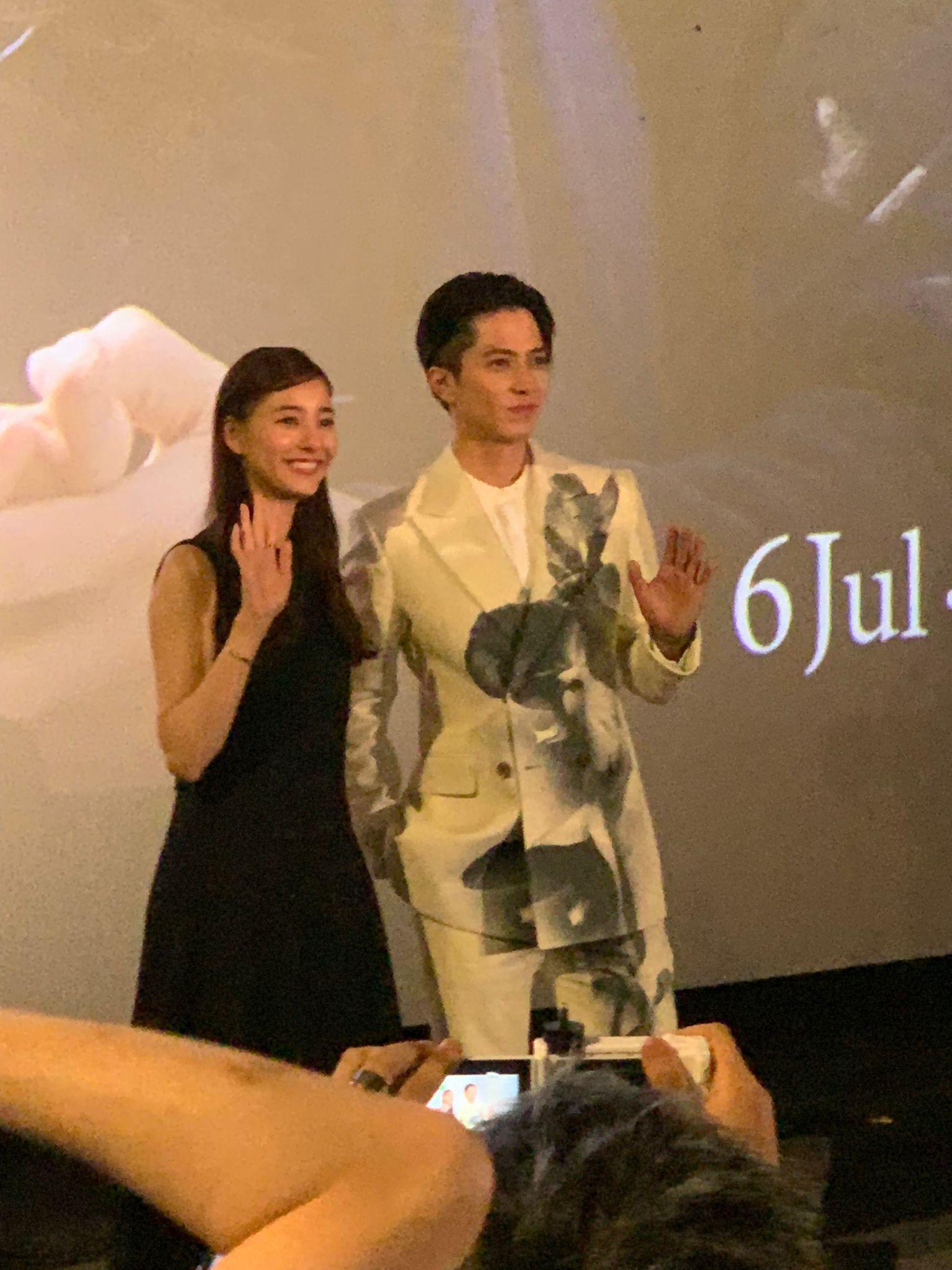 山下智久偕同新木優子現身戲院,即獲粉絲報以熱烈的歡呼聲。