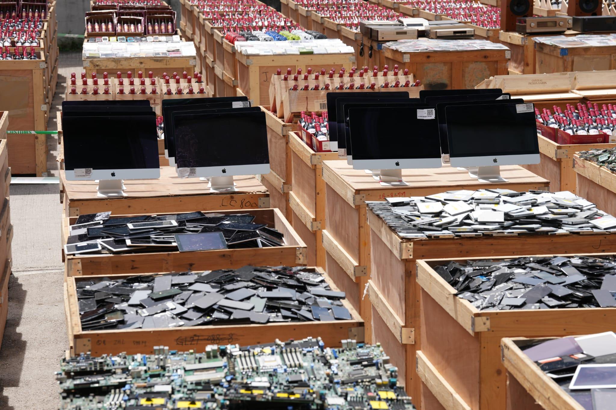 海關檢獲的電子產品。(陳奕釗攝)